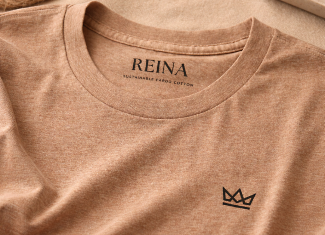 Pardo Brown t-shirt with 'REINA' branding and a logo on a matching background