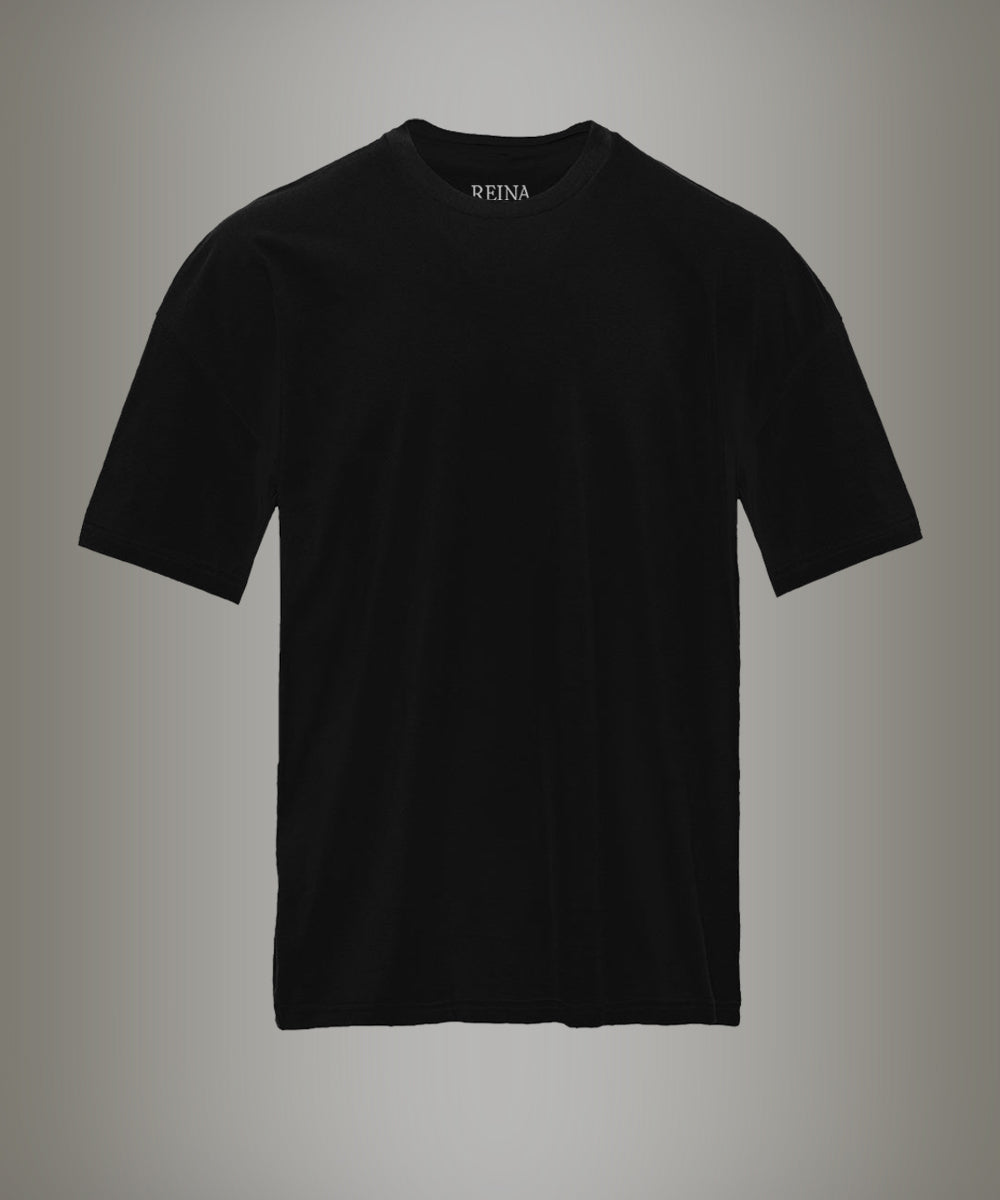 Black t-shirt with 'REINA' branding on a gray background